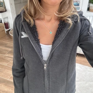 Hollister zip med foder - En zip med foder från Hollister i storlek M. Tröjan är i gott skick. Se liknande zip i min profil! Fri frakt tom 27/7. E55