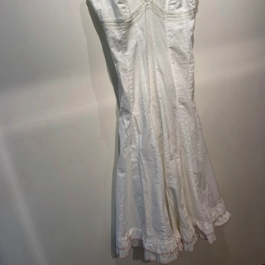 Vit långklänning med smala axelband - 2