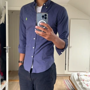 Ralph Lauren skjorta  - Hej, säljer nu en snygg Ralph Lauren skjorta storlek S slim fit. Den är i nyskick och kommer vara otroligt snygg när det blir lite varmare. Nypris ¡1500kr!