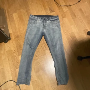 Grå Detroit Cut jeans från Dirk Show - Snygga grå jeans från Dirk Show i modellen Detroit Cut. Byxorna har klassisk femficksdesign, raka ben och en ljus tvätt. Materialet är bomull med lite stretch för extra komfort. Perfekta för dig som gillar en avslappnad men stilren look.