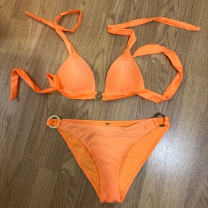 Bikini set  - Bikini set i stl S som är i väldigt bra skick säljs för 150 kr. 