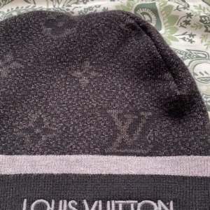 Svart Louis Vuitton mössa - Snygg svart mössa från Louis Vuitton passar med nästan allt. Jag säljer mössan för att jag fick en likadan i present. 