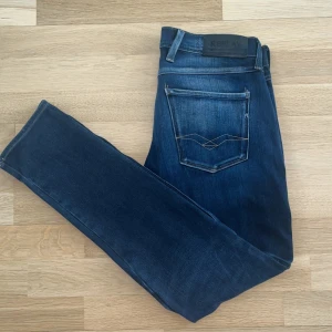 Replay AnbassHyperflex  jeans i mörkblå denim - Säljer ett par Replay hyperflex vilket är den bästa och mest populära modellen av Replay. De är i riktigt bra skick med nästan inga tecken på användning. Nypris är 1600 men jag säljer nästan helt nya för endast 600 vilket är riktigt bra för denna färg och modell. Jag skickar direkt😁