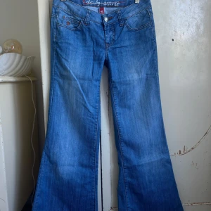 Blå bootcut jeans från Esprit - Så snygga lågmidjade jeans från edc by esprit!  Utsvängda, lite vidare modell i storlek 27 (xs/s). Obs. Lite ljusare än färgen på första bilden, svårt att visa exakt med kameran😇