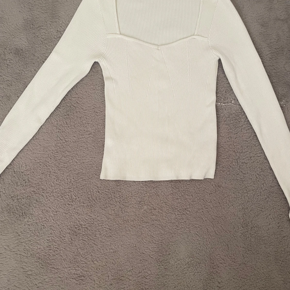 Vit ribbad långärmad topp
