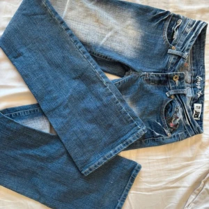 Crazy Age jeans - Säljer dessa superfina crazy age jeans som jag köpte på vinted men som tyvärr inte passade mig❤️ Dom är i storlek 36 och måtten är: Midjavidd: 38cm och benlängd: 82cm SKICKA PRISFÖRSLAG