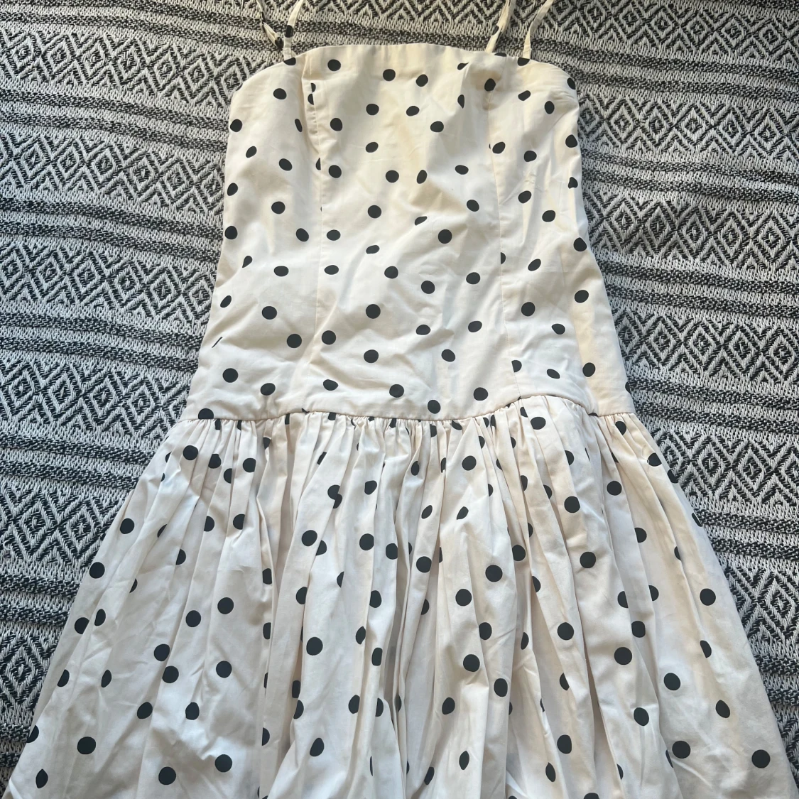 Prickig kortklänning med ballongkjol - 2