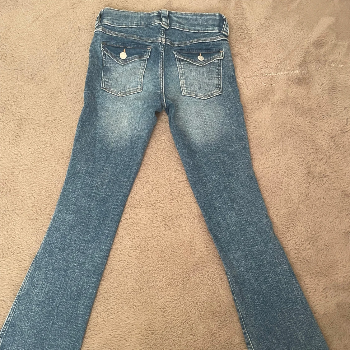 Blå bootcut jeans med fickdetaljer - 1