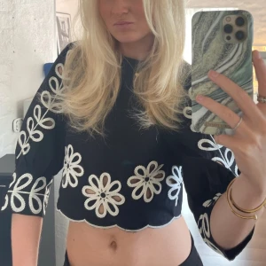 Svart blus - Säljer denna fina blus då den blivit för liten för mig! Så fin till sommaren💓