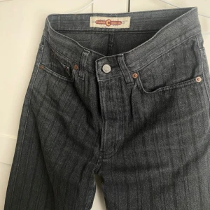 Crocker jeans - Svarta/Mörkgråa jeans från Crocker, randiga med rak/oversize passform. Storlek W:M 