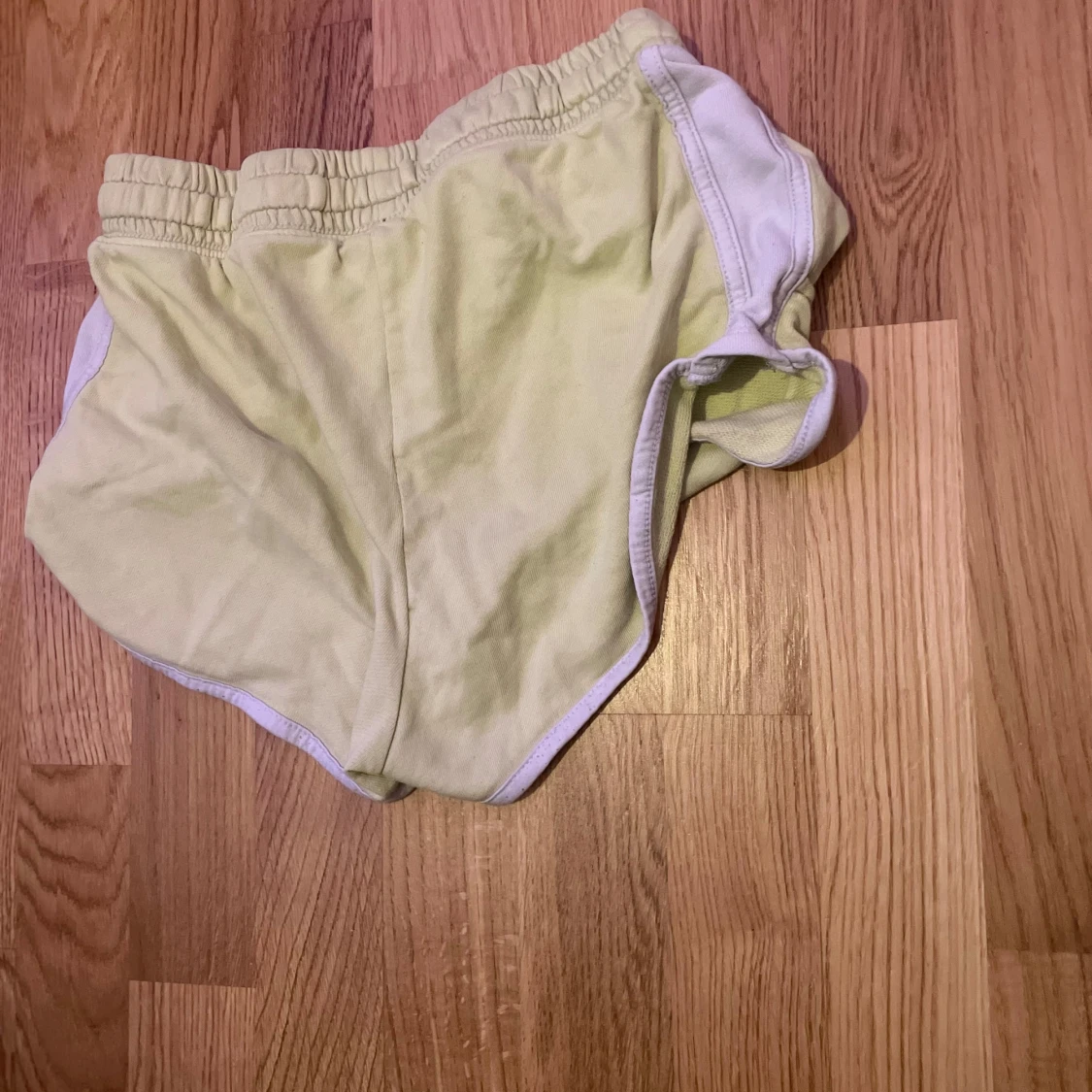 Ljusgula sportiga shorts med vit kant - 1