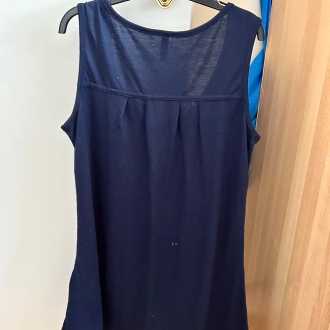 Mörkblå linnetopp med blå paljetter - 2