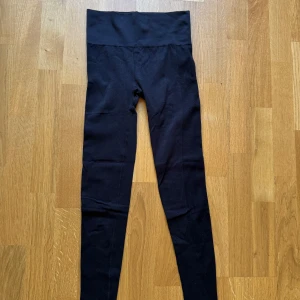 Svarta basic tränings tights  - Svarta basic tränings tights med hög midja och tight passform. Perfekta för träning eller chill, stretchigt material som sitter skönt hela dagen.