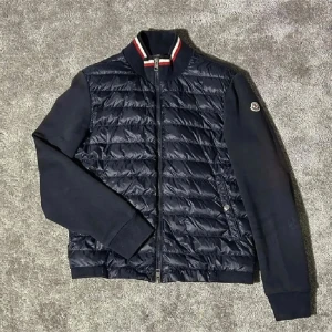 Moncler cardigan  - Hej säljer en moncler cardigan som såklart är äkta bevis finns 