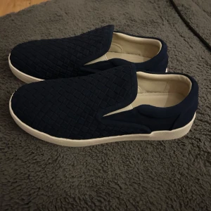 Bottega Veneta slip ons  - Säljer dessa sjukt feta Bottega Veneta slip ons. Helt nya. Endast skorna följer med. Osäker om äkteheten därav priset. Hör av dig vid minsta lilla fundering! Priset går att diskutera vid snabb affär!