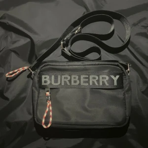 Burberry väska - Burberry axelväska i nyskick (använd en resa) Justerbar axelrem samt korthållare på insidan. Medföljer grön förvaringspåse i tyg                 Skriv vid frågor elr fler bilder 😁😁😁