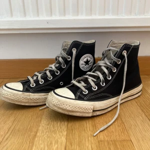 Svarta Converse - Svarta Converse Chuck 70 i storlek 39. De är smutsiga men helt hela🤗 