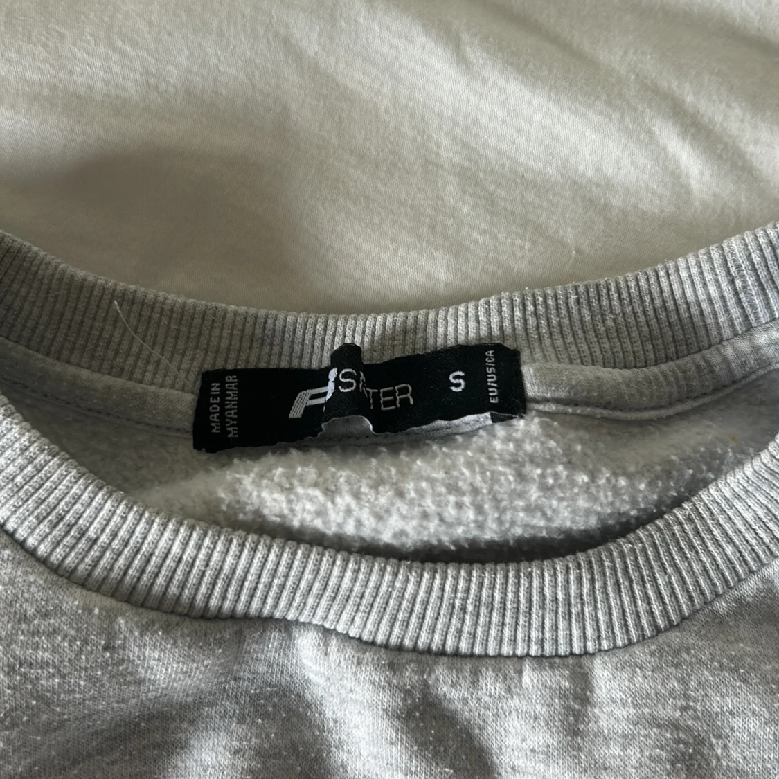 Grå sweatshirt från Sister S, storlek S - 1