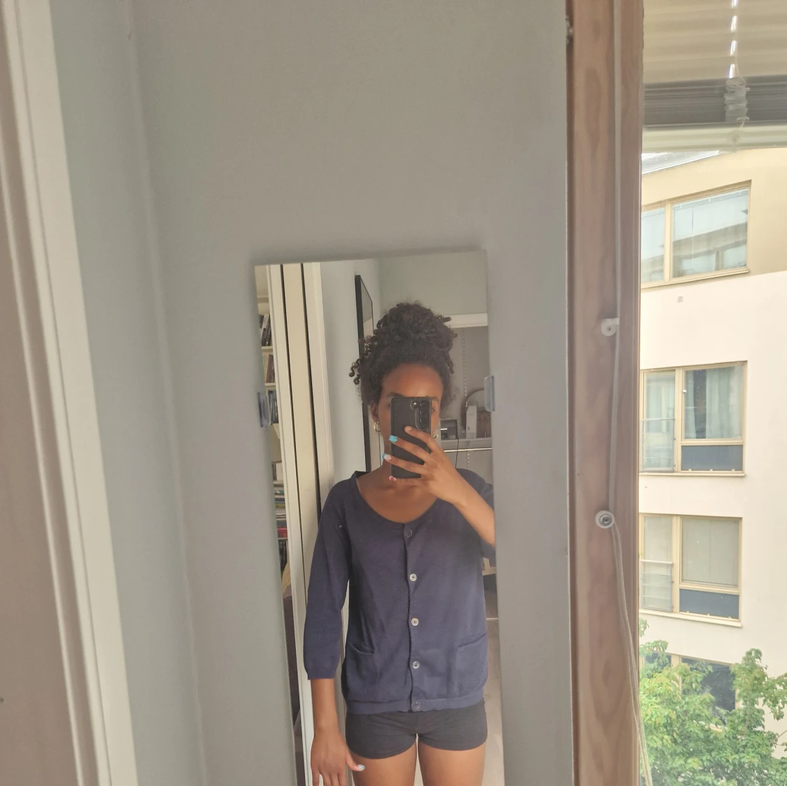 Mörkblå blus/tröja med knappar