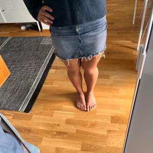 blå jeanskjol  - Supersnygg blå jeanskjol med slitningar, strl xs/s. Kom privat för fler bilder eller frågor!!❤️❤️