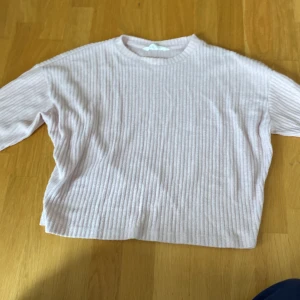Ljusrosa ribbad tröja från H&M - Supermjuk ljusrosa tröja från H&M med ribbat mönster och rund hals. Långärmad och lite boxig passform. 