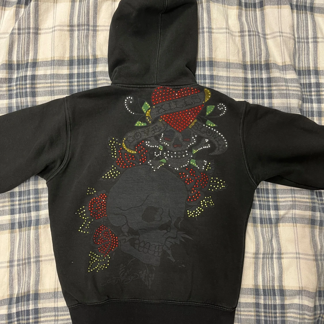 Svart hoodie med strasstenar