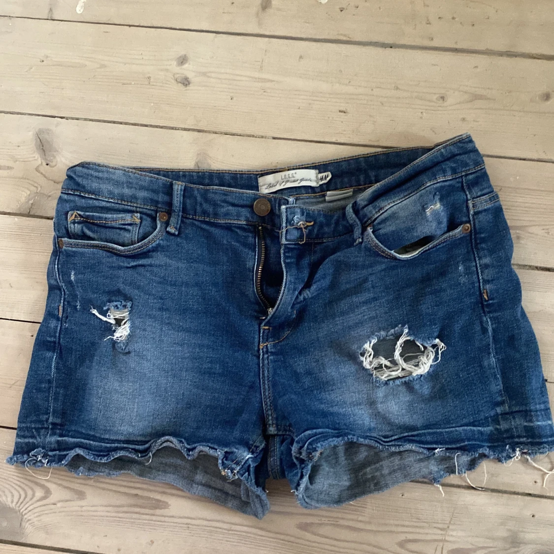 Blå slitna jeansshorts från H&M - 3
