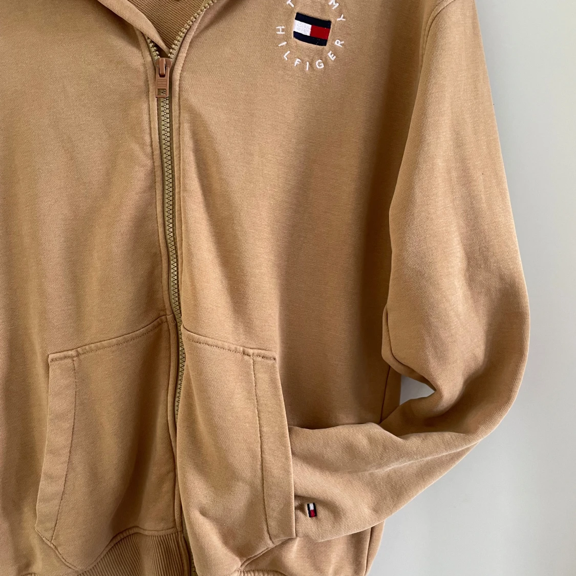 Beige hoodie från Tommy Hilfiger - 3