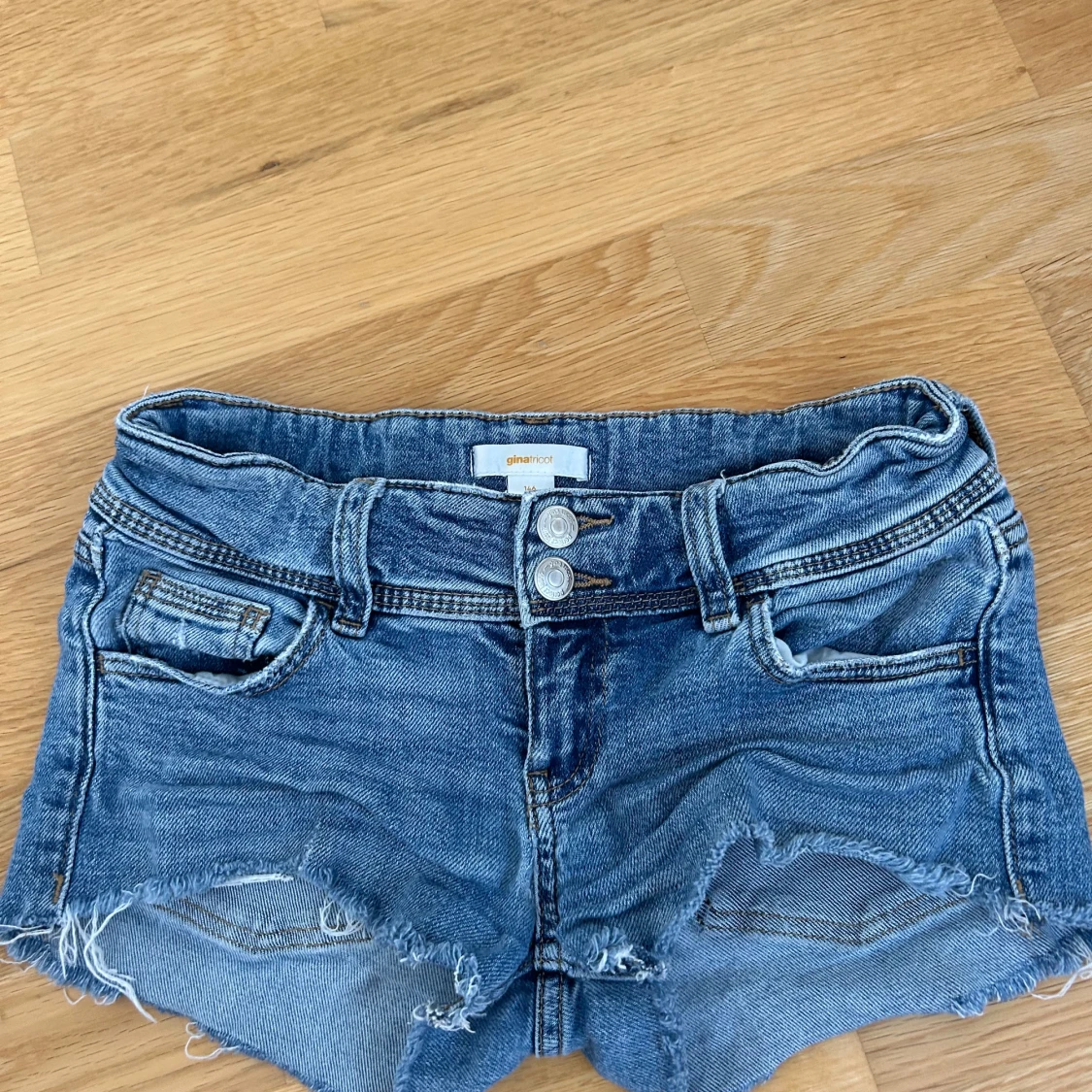 Blå jeansshorts från Gina Tricot - 2