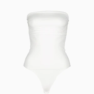 Vit bandeau body - Snygg vit bandeau body  med tight passform och axelbandslös design. Perfekt för varma dagar eller lager på lager. Enkel och stilren look som passar till det mesta. 