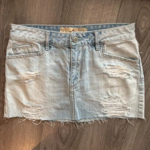 Ljus jeanskjol från Hollister - Säljer en ljusblå jeanskjol från Hollister. Den är i storlek w26 men vill man ha den mer lågmidjat, som jag haft den, skulle jag säga storlek w24-25💕💕 