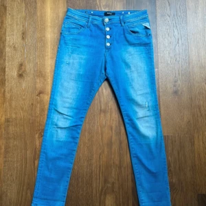 Blå Replay jeans Pilar - Replay jeans Pilar i storleken 29/28  Längd 95 cm, bredd 40 cm.  Fina jeans i bra skick!  Används för båda kön.  Fraktar oftast samma dag😄