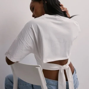 Nelly knyt topp - Säljer denna trendiga Nelly Knuttoppen. Den är oanvänd med lappen kvar, och säljer eftersom jag fick två i present. Orginalpris 250kr.