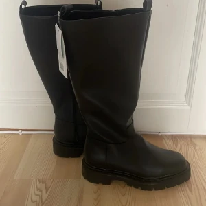 Svarta höga boots i skinn - Från monki Har tagit av lappen! Använda en gång 💓💓😇