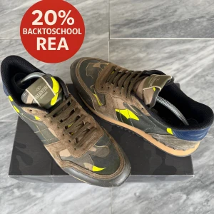 Valentino Rockrunner skor  - REA! - Valentino Rockrunner skor - Skick: Grymt skick  - Tillbehör: Två Valentino dustbags - Nypris: 6000kr - TrendWardrobe