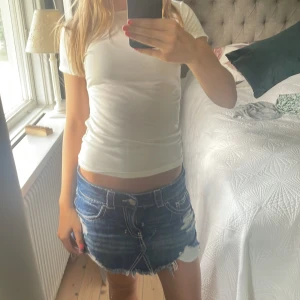 Vit topp med öppen rygg och rosett - Pris kan diskuteras❤️Supersöt vit topp i mjukt material med korta ärmar och en stor rosett i satin baktill. Toppen har öppen rygg som ger en snygg och trendig look. Perfekt att styla med jeans eller kjol för en fräsch vibe. Andvänd få tal gånger❤️