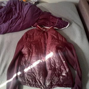 Moncler cardigan ÄKTA!!! - Pris kan diskuteras, dragkedja sönder men går o fixas hos en skrädderi. Tar byten också