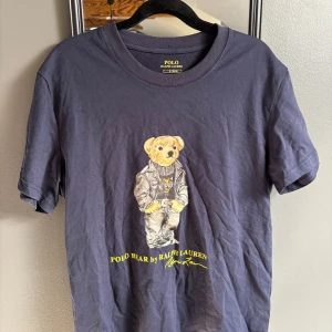 Polo Ralph lauren t-shirt - Ralph lauren t-shirt // storlek S // oanvänd // pris 499 // tveka inte på att höra av er vid frågor eller funderingar!