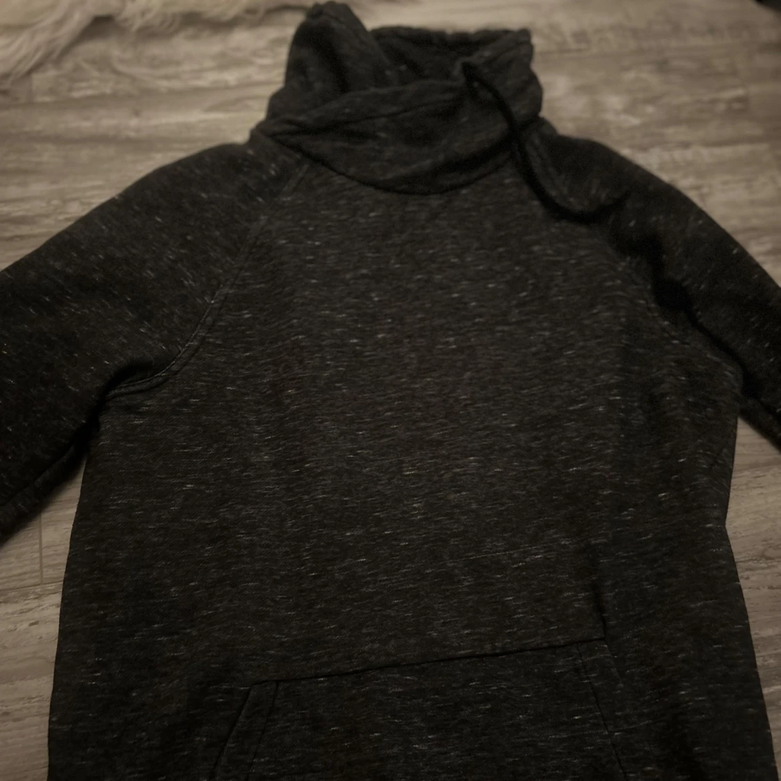 Mörkgrå hoodie med hög krage