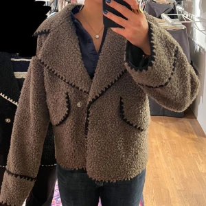 Brun teddyjacka från Object - Supermjuk brun teddyjacka från Object med markerade svarta sömmar och stora slag. Nypris:1200. Använd 3 gånger