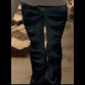 Weekday blå bootcut jeans med mönster - Säljer blå bootcut jeans från Weekday , använda 1-2 gånger. Dem är low waist storlek 26. Ganska långa i benen , jag är 166 och passar bra med skor. 