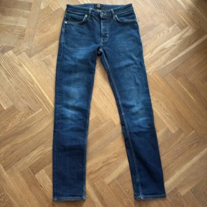 Neuw Lou Slim jeans blå 29/32 - tjena säljer ett par slimfitjeans som jag inte har använt supermycket. Neuw är ett svensk märke som kan passa bra för att va lite stiligt till hösten den är gjord av bomull och tål alla tvättar. kan gå ner i pris för snabb affär!