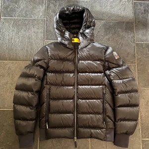 Parajumper sheen jacka - Parajumper sheen jacka. I storlek s och i mycket fint skick. Skriv gärna vid funderingar Ny pris ca 5-6000