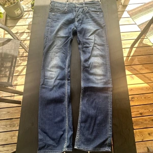 Blå raka jeans från Mustang - Snygga blå jeans från Mustang i rak modell och med mid/low waist. 💙 aldrig använda av mig, köpta vintage, storlek 26/32