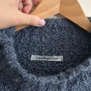 Supermysig stickad tröja från Copenhagen Luxe - Supermysig blå stickad tröja från Copenhagen Luxe. I ull- och alpackamix. Bara använd en gång. Har ingen storlek men kan passa flera storlekar beroende på hur den ska sitta! Jag har S och den passa mig normalt💙💙💙