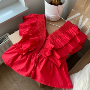 Röd volangtopp med öppen rygg - Superfin röd blus med volanger. Lappen är borta men jag köpte den på yas💞