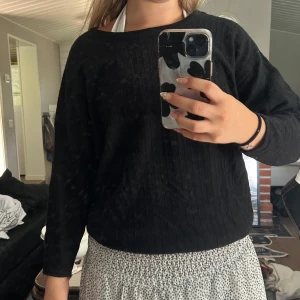 Svart ribbad tröja från ONLY - Svart långärmad tröja från ONLY, avslappnad passform och rund halsringning🩷 den är väldigt snygg som kofta, står storlek L men passar mig som har XS