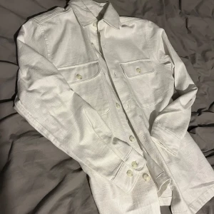 Vit Overshirt  - Säljer min oanvända overshirt då den inte passar. Absolut nyskick direkt från butik. Skicka prisförslag!