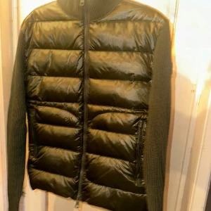Grön Moncler cardigan - Använd två gånger då jag köpte fel storlek, otroligt bra kvalitet