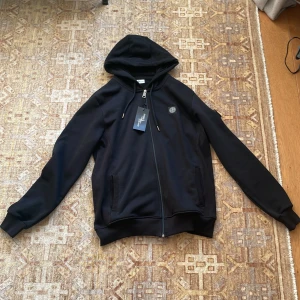 Svart hoodiejacka  - Svart hoodiejacka med luva och zip up 